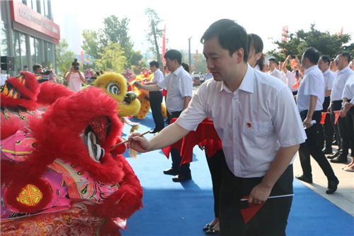 祥狮采青象征着吉祥如意,"左点金,右点银,中间点太平",李黑记,仝明科