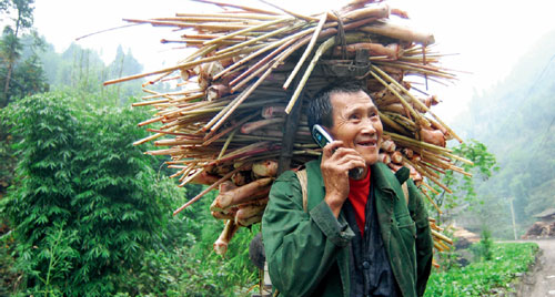 54 2012 年，四川雅安山民用上手机，喜上眉梢。