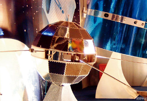 46 2004 年11 月19 日，上海航天工业展示馆，卫星展区，我国的第一颗卫星——东方红一号卫星