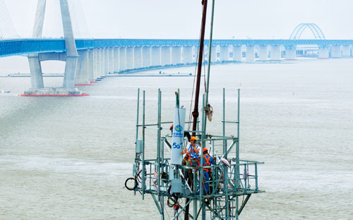 52 2020 年6 月，中国移动网络施工人员在沪苏通长江公铁大桥侧建设5G 网络。