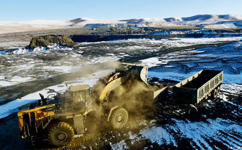 68 柳工CLG8128 大型装载机在蒙古露天矿作业