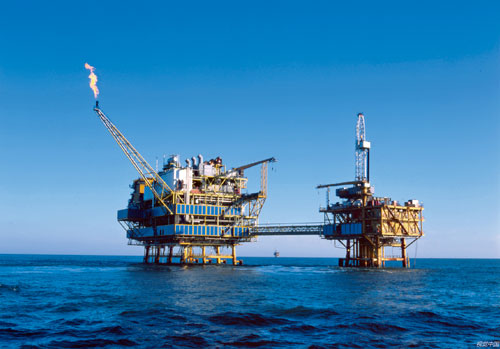 58 2004 年9 月20 日，中海油在渤海辽东湾的石油平生产台。