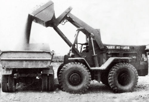 69 1966 年，柳工成功研制中国第一台轮式装载机Z435。