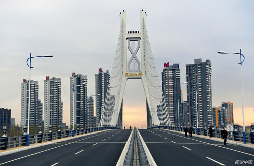 2019 年，历经4 年建设，连接北京通州与河北燕郊的燕潮大桥正式通车。