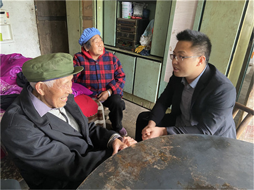图1：陈国先在走访慰问抗美援朝老兵谢文典