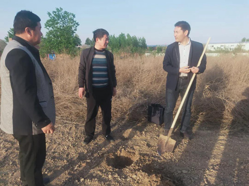 2021年4月，中央第五生态环境保护督察组在河南省安阳市龙安区现场检查某信访举报点位。