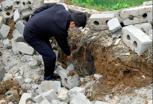 2021年4月，中央第五生态环境保护督察组在河南省平顶山市鲁山县现场检查某疑似非法填埋危险废物点位。