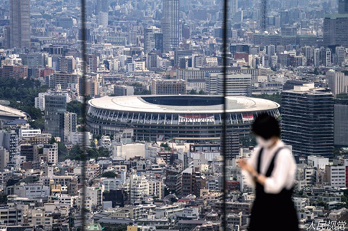 101-2 7 月10 日，日本东京，一名戴着口罩的人在东京国家体育场的观景台上拍照。