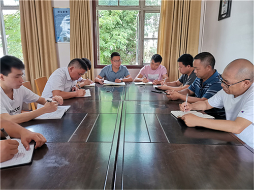 图1：徐光翔召开会议 制定教师培养方案