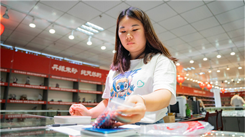 图3：售货员在整理朱砂工艺品