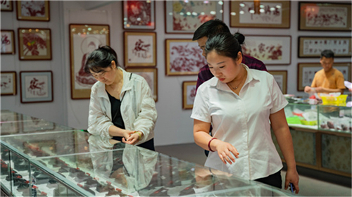 图4：游客在挑选朱砂工艺品