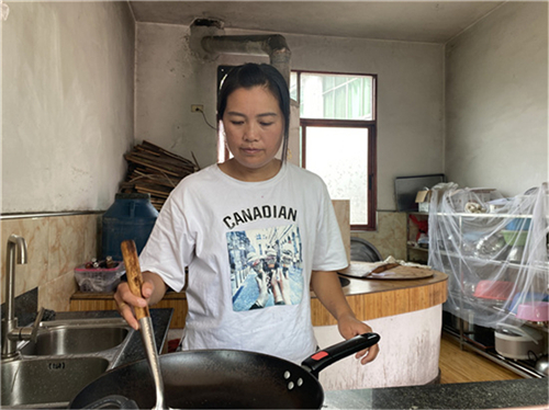 图7：姚小芬在准备菜品