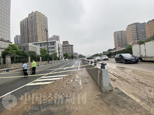 43-2 7 月23 日上午，京广北路隧道南口附近路段已经被拦上警戒线，不让靠近。