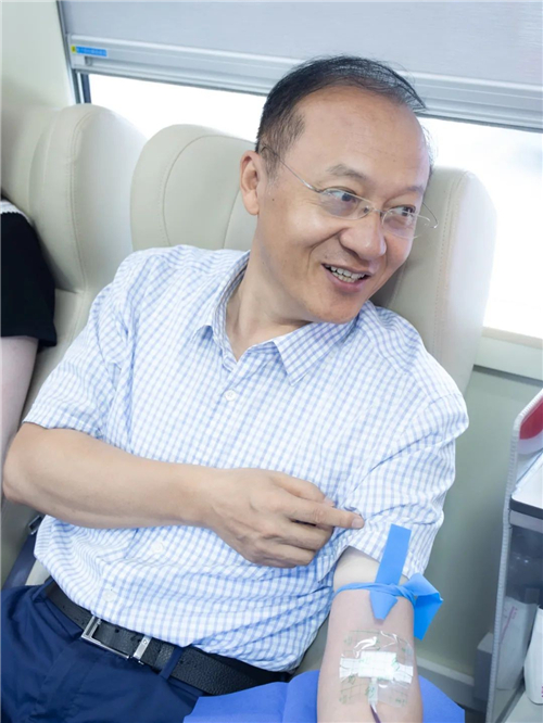 党委副书记梁红娟笑称:"咱们医院献血的特点就是开心.