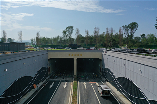 成都市首条湖底下穿东安湖隧道全面完工