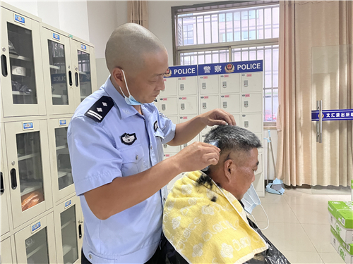 徐军为同事剃光头因为疫情防控需要,扬州市区所有的理发店歇业