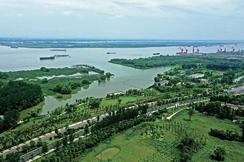 34-1 老码头改造而成的滨江文化公园，已然成为众多市民和游客青睐的“打卡”圣地。