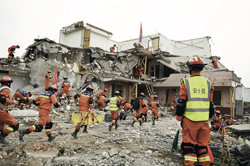 99-1 2021 年5 月14 日，雅安，四川消防指战员参加“应急使命·2021”抗震救灾演习。