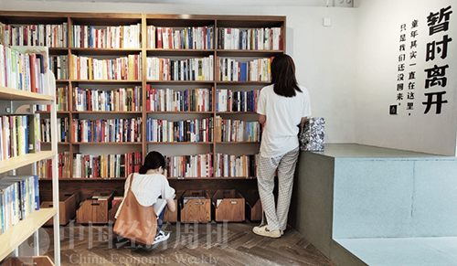 103-4 因为目前三层阅览室还未开放，在这里看书只能站着、蹲着或席地而坐。