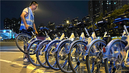 2021年6月的一个凌晨，哈啰党员运维刘健溁在四川成都街头进行车辆调度作业。作为交通运输新业态企业，哈啰已累计为近40万人提供全职或零工运维岗位。