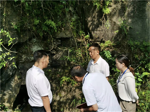图1：区纪委监委派驻第二纪检监察组在检查龙塘水源点