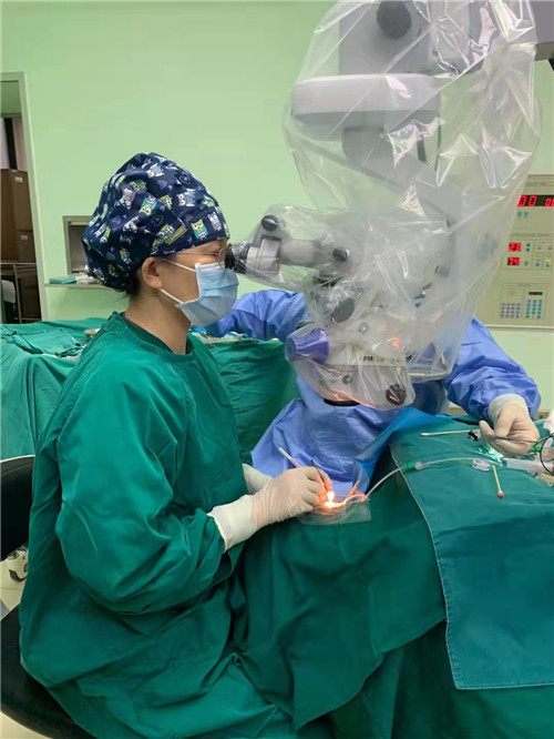 新桥医院植入人工玻璃体球囊女子告别硅油眼