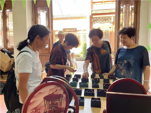 图3：游客和市民纷纷购买朱砂产品