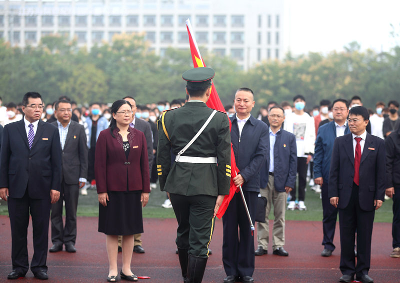 3,全国学校升旗手总教官赵新风为学院国旗班授旗