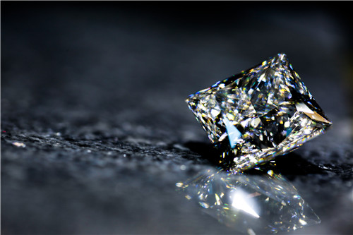 进博会消费品展区展出的一颗科技新品16.42克拉培育钻石