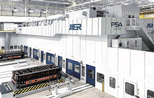 济南二机床集团生产的的大型高速冲压生产线，安装在法国PSA索肖工厂。