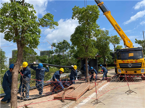 赣州经开区新能源汽车科技城唐龙大道新建10kv配电工程现场,施工仍北