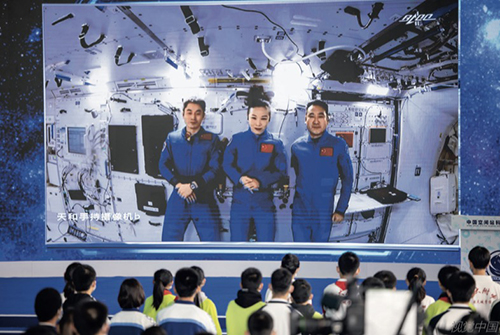 2021 年12 月9 日，北京，“天宫课堂”地面主课堂在中国科技馆成功举办，学生们观看“天宫课堂”