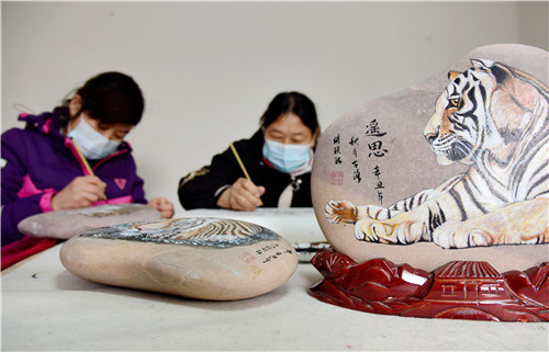 洛阳市孟津区白鹤镇农民创作生肖黄河石画迎接虎年到来