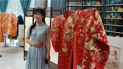 孟晓霞在介绍自己家的高端汉服，这款汉服售价3.5万