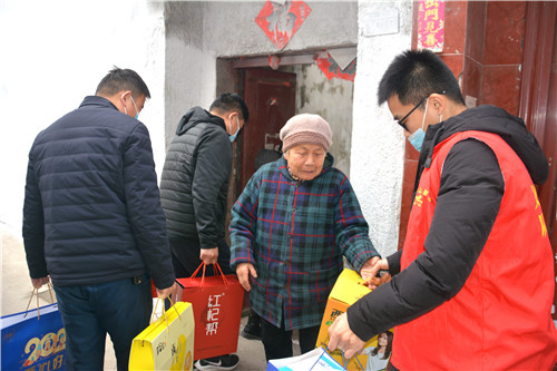 慰问组一行首先来到90岁的困难职工杨奇华和72岁的退休困难职工刘仓远