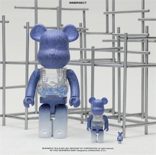 INNERSECT 与BE@RBRICK合作推出的以蓝染工艺为灵感的积木熊