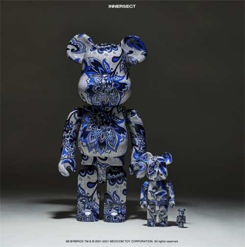 INNERSECT 与BE@RBRICK合作推出的以青花瓷为灵感的积木熊