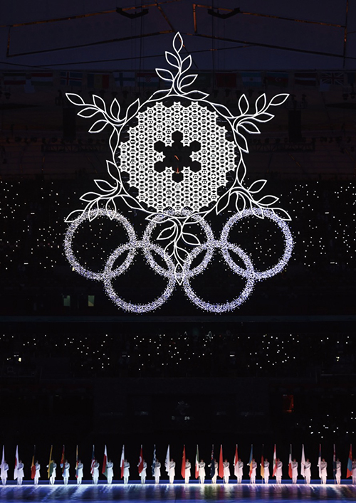 17-3闭幕式上，雪花火炬台与2008年奥运会的梦幻五环交汇，体现“双奥”记忆。