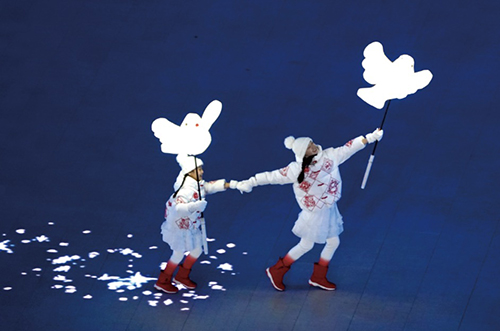 17-1 2022北京冬奥会开幕式上，小朋友们脚踩星光，与“和平鸽”共舞。