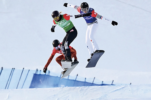 21-22月9日，张家口赛区，运动员在单板滑雪女子障碍追逐赛上奋力争先。