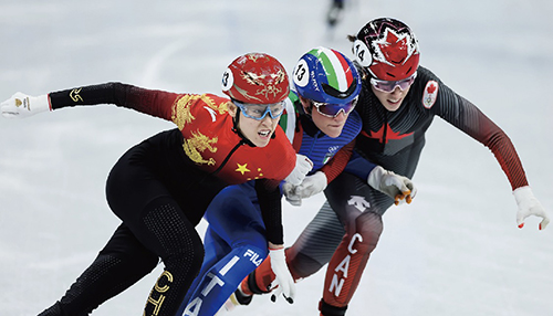 19-2 2月5日，在首都体育馆举行的冬奥会短道速滑项目混合团体接力决赛中，运动员奋力拼搏。