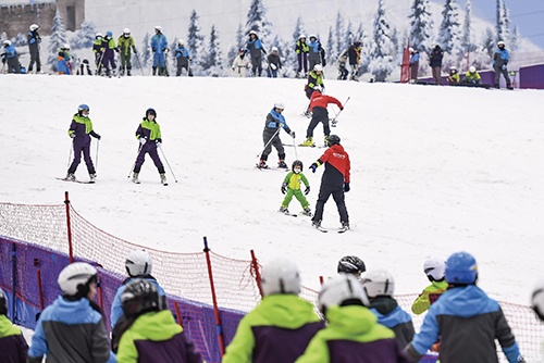 71 2021年10月23日，广州市民来到融创雪世界学习滑雪，体验冰雪运动的魅力。