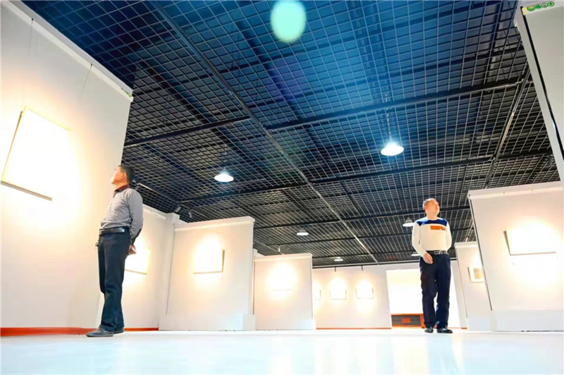 8 游客在仓头镇"水彩小镇"展厅参观