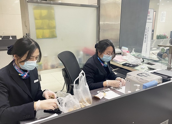 工作人员在清点硬币