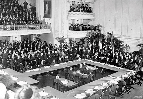 20 1919年，法国巴黎，一战结束后，在法国巴黎凡尔赛举行的和平会议。