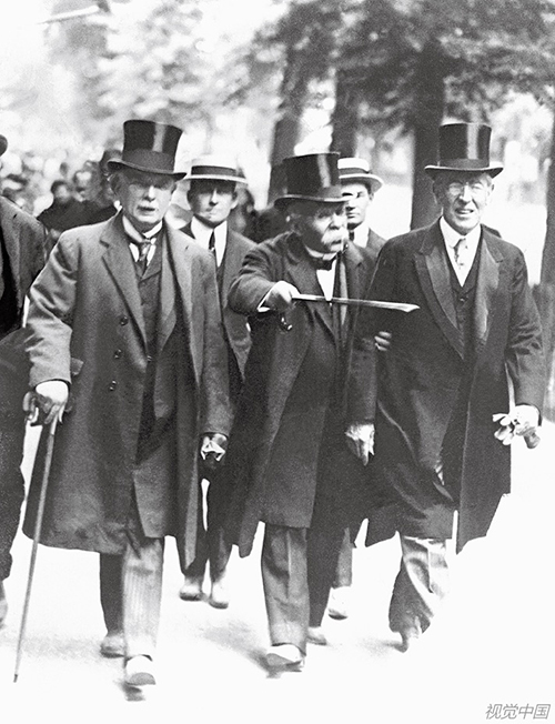 21 1919年，法国巴黎凡尔赛宫，条约签订后的美国总统伍德罗·威尔逊、法国总理乔治·克列孟梭和英国