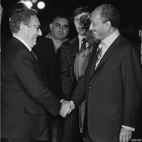 32 美国国务卿基辛格开始在中东展开穿梭外交，图为基辛格（左）与埃及共和国总统安瓦尔·萨达特（右）会