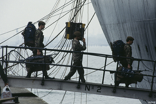 37 1982年5月12日，英国南安普敦，3500名英国士兵携带武器和装备登上豪华邮轮伊丽莎白二世号