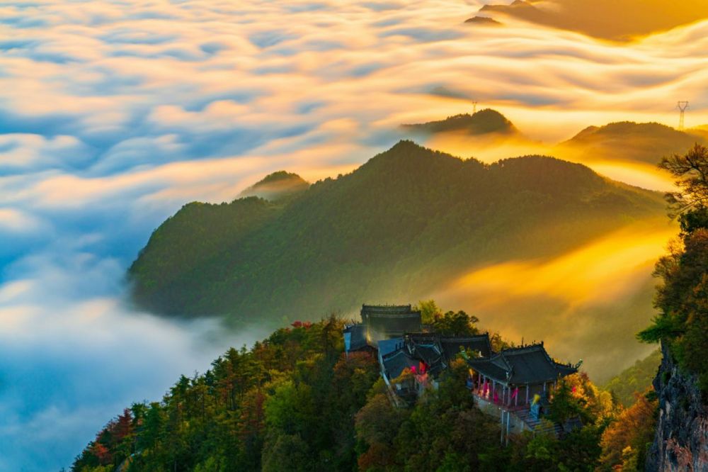 甘肃成县秦岭南麓日出云海似仙境