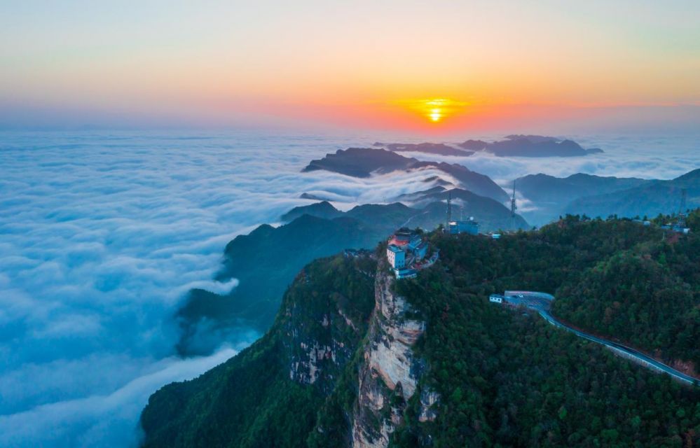 甘肃成县秦岭南麓日出云海似仙境